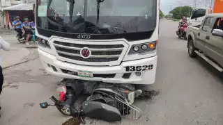Motociclista en estado inconveniente provoca fuerte accidente en la región 233 en Cancún