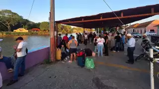 Bloqueo en Atasta: Personas varadas viajan a Palizada para   transportarse en lancha a Ciudad del Carmen 