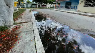 Vecinos de Champotón lanzan quejas por acumulación de agua en las calles