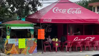 Algunas familias que viven junto a la sede ferial instalan puestos de comida