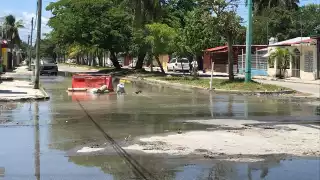 Fuga de agua en el centro de la ciudad de Chetumal continúa sin ser atendida por CAPA