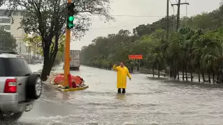 Cierran avenidas  por inundaciones en Cancún