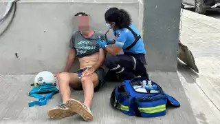 Camioneta de transporte público impacta a motociclista extranjero en Tulum