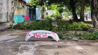 Vecinos Champotón cierra avenida Concordia por exceso de baches 