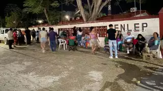 Padres de familia acampan por una ficha en Hopelchén para el ciclo escolar 2025-2026