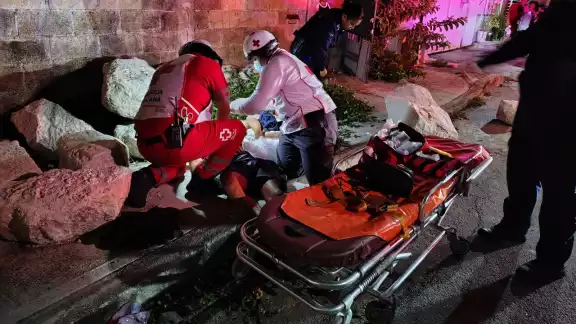 Los paramédicos de la Cruz Roja atendieron el llamado de emergencia. Los paramédicos de la Cruz Roja atendieron el llamado de emergencia.