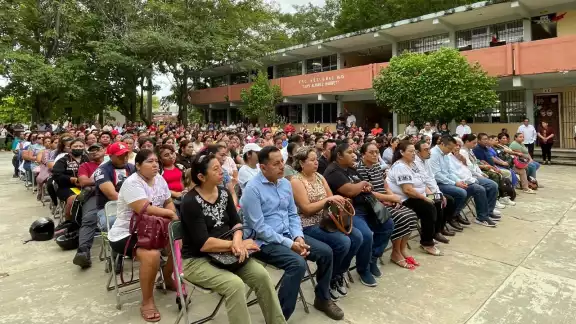 Padres de familia acudieron al registro Padres de familia acudieron al registro