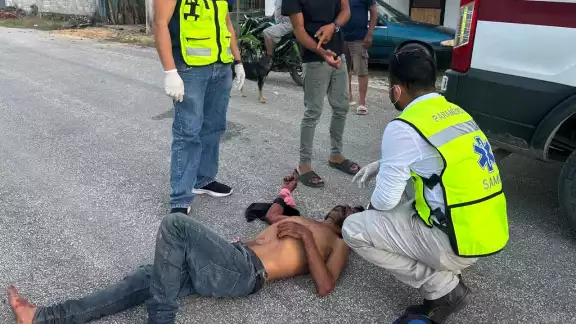 Los paramédicos de SAMU atendieron al sujeto herido. Los paramédicos de SAMU atendieron al sujeto herido.