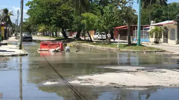 La fuga de agua no ha sido atendida y sigue desperdiciándose sin control. La fuga de agua no ha sido atendida y sigue desperdiciándose sin control.