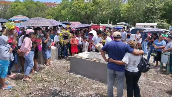 Entre flores y llantos, despiden a Fabiola C., quien perdió la vida luego de 15 días hospitalizada Entre flores y llantos, despiden a Fabiola C., quien perdió la vida luego de 15 días hospitalizada