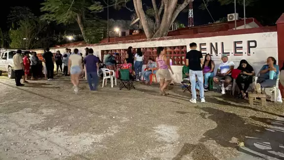 Desde las 9 de la noche del domingo, padres de familia y alumnos de bachillerato hicieron guardia