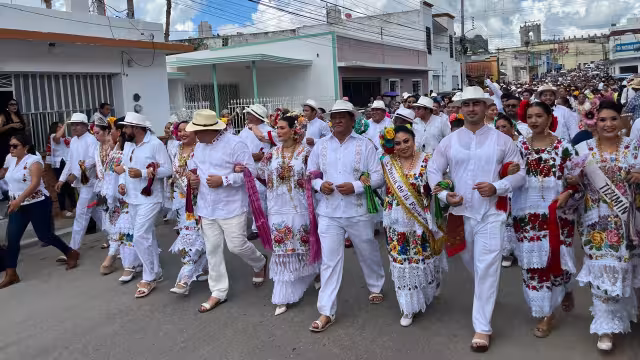 Miles de personas participan en el convite de la feria en honor a Gaspar, Melchor y Baltasar