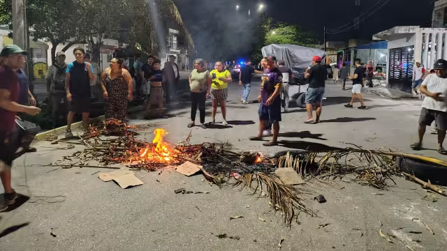 Los manifestantes también prendieron fuego en el bloqueo.