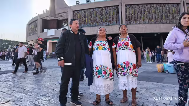 Madre e hija aprovecharon para tomar fotos de recuerdo en el lugar.