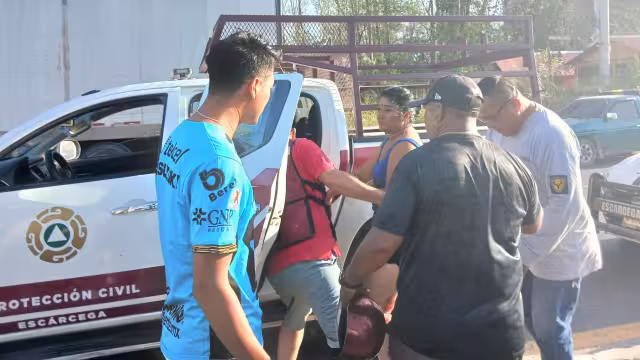 Motoneta impactada por tráiler provoca heridas graves