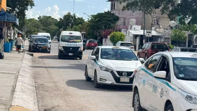 Los taxistas abusan con sus tarifas de los turistas extranjeros.