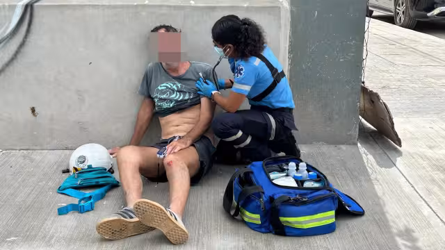 El sujeto extranjero tuvo que ser atendido por los paramédicos.