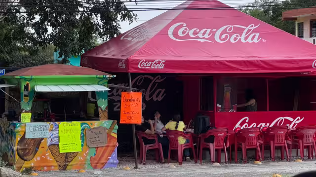 Algunas familias que viven junto a la sede ferial instalan puestos de comida