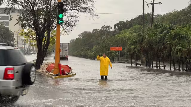 Hay graves encharcamientos en avenidas de Cancún