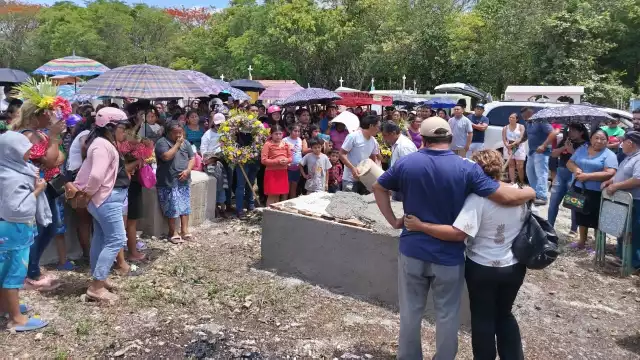 Entre flores y llantos, despiden a Fabiola C., quien perdió la vida luego de 15 días hospitalizada
