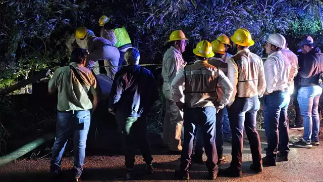 Personal de la CFE acudió al lugar para cortar la corriente y así rescatar el cuerpo.