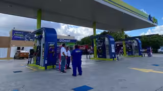 Según autoridades estatales, ayer, sólo cinco gasolineras de la ciudad presentaban problemas, por lo que prácticamente se operaba al 100 por ciento.