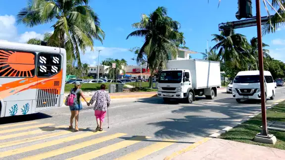 Trabajadores hoteleros y visitantes se ven obligados a "torear" los vehículos, que no paran, para poder atravesar la vialidad.