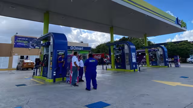 Según autoridades estatales, ayer, sólo cinco gasolineras de la ciudad presentaban problemas, por lo que prácticamente se operaba al 100 por ciento.