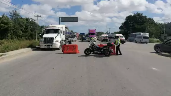 Debido a los bloqueos de ambos tramos importantes en Cancún, se ha reportado un tráfico lento