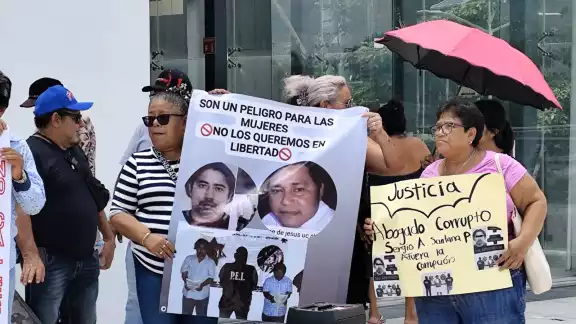Integrantes de unas 17 familias se manifestaron frente al Centro de Justicia Oral de Mérida