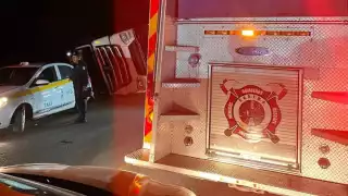 Tráiler de mercancía vuelca en carretera de Chetumal y sufre rapiña