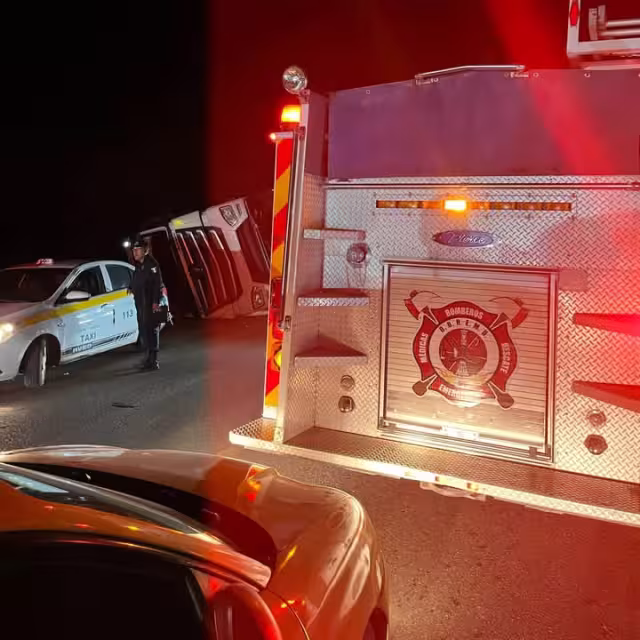 El conductor del tráiler permaneció prensado en el interior de la cabina, ya que no recibió ayuda