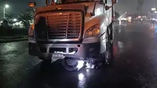  Conductores resultan gravemente lesionados tras choque de tractocamión con motocicleta en Escárcega