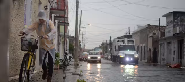 Para hoy se pronostica ambiente caluroso, cielo nublado y potencial de precipitaciones intensas
