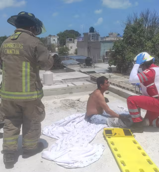 Paramédicos de la Cruz Roja y bomberos atendieron al hombre lesionado.