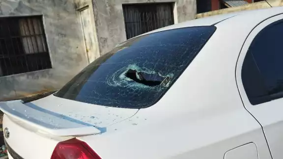 Gamberros confunden 2 vehículos con el de la Síndica Municipal que les mandaron a destruir Gamberros confunden 2 vehículos con el de la Síndica Municipal que les mandaron a destruir