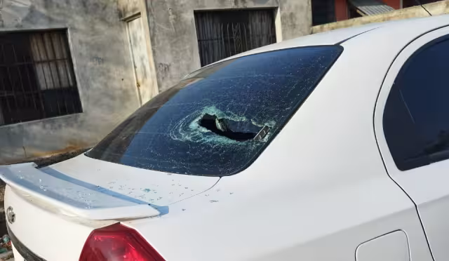 Gamberros confunden 2 vehículos con el de la Síndica Municipal que les mandaron a destruir