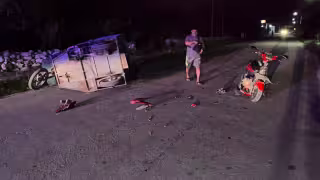 Vuelta en “U” termina en choque y vuelca mototaxi en calles de Motul