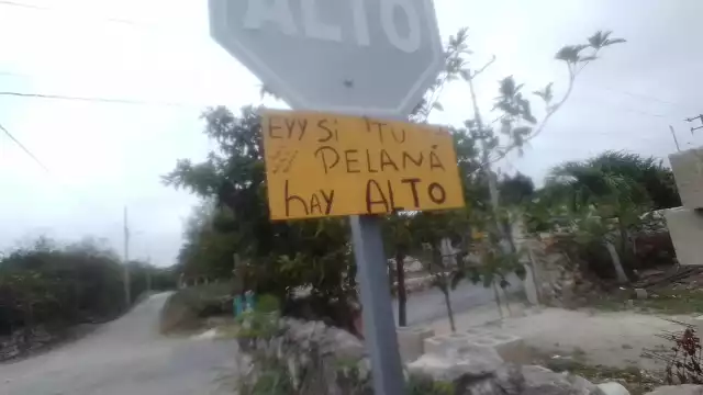 Los señalamientos de alto están despintados, lo que es riesgoso para las personas