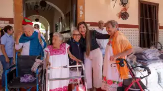 Wendy Méndez Naal, presidenta de la institución, dijo que la entrega consistió en 515 sillas de ruedas, 158 andaderas,171 bastones y 26 pares de muletas.