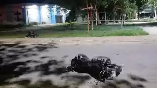 La motocicleta quedó tendida en el pavimento de la calle.