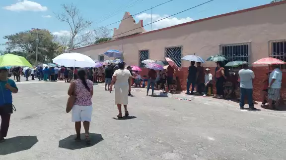 Yucatecos se mantienen bajo el Sol esperando a votar Yucatecos se mantienen bajo el Sol esperando a votar