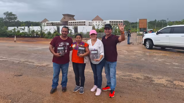 Inaugura AMLO hotel en zona arqueológica; ciudadanos lo festejan