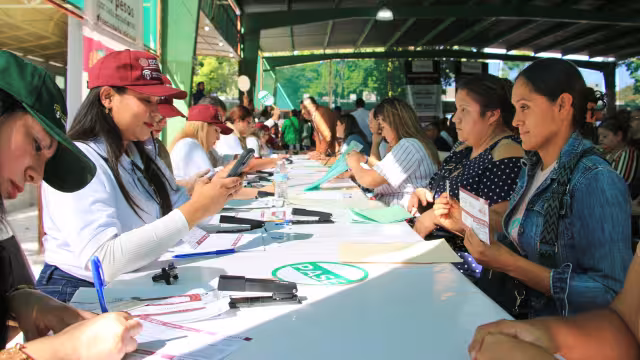 La Secretaría de Bienestar entrega las tarjetas para la Beca Rita Cetina