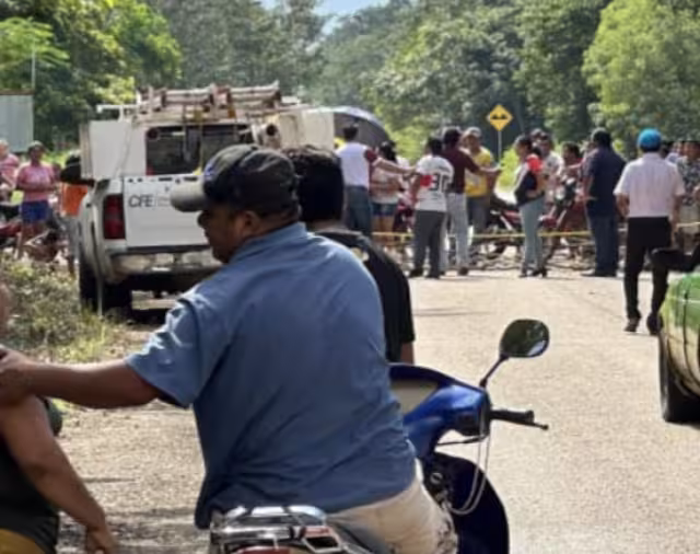 El bloqueo se realizó cerca del poblado de Tabasquito, que se encuentra sin luz desde el miércoles por la tarde.