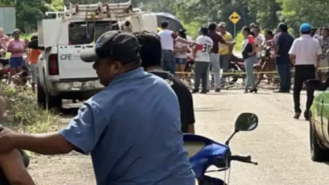 El bloqueo se realizó cerca del poblado de Tabasquito, que se encuentra sin luz desde el miércoles por la tarde.