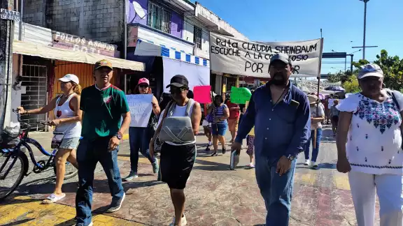 En los carteles se pedía el apoyo de la presidenta Claudia Sheibaum y la Gobernadora del Estado Mara Lezama