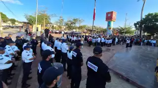 Autoridades y otros elementos de importancia se reunieron frente al Palacio Municipal