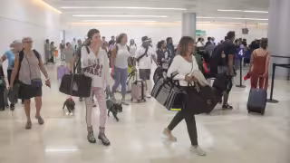 Cobros de hasta 2 mil 500 pesos por traslados desde el aeropuerto de Cancun desatan reclamos de viajeros
