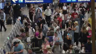 Gran afluencia de pasajeros se registra en el aeropuerto de Cancún